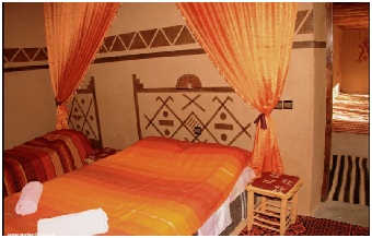 Chambres dans un hôtel désert à Ouzina