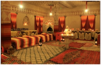 Chambres dans un hôtel désert à Ouzina